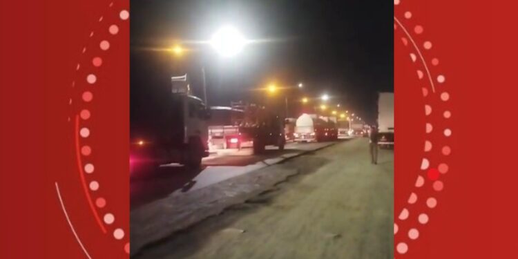 Caminhoneiro morre soterrado por carga de soja após acidente na BR-324