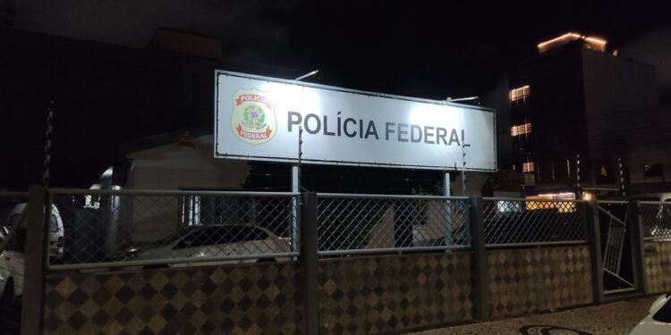 Policial é preso e gerente bancário é afastado do cargo durante operação da PF contra fraudes em bancos na Bahia
