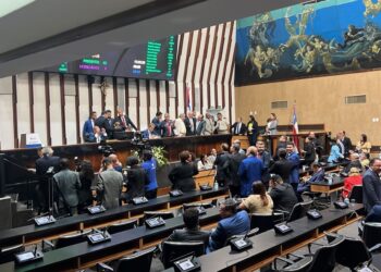 Governador da Bahia assina projetos de lei que propõem reajuste salarial de até 22,1% para servidores