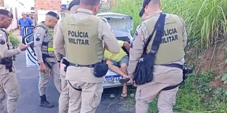 Idoso é obrigado a fazer PIX de R$ 40 mil durante sequestro em Salvador; vítima foi resgatada em porta-malas de carro