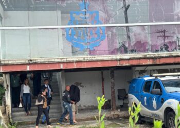 Filho de vereadora suspeito de atropelar corredor em Salvador tem prisão mantida e é hostilizado ao deixar audiência de custódia