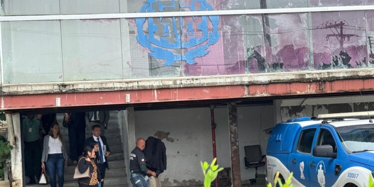 Filho de vereadora suspeito de atropelar corredor em Salvador tem prisão mantida e é hostilizado ao deixar audiência de custódia