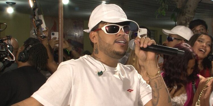 Thiago Aquino grava DVD aberto ao público em Feira de Santana com participações de Iguinho e Lulinha, Devinho Novaes e mais