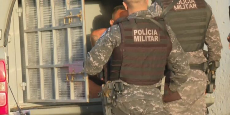 Quatro homens são presos e dois morrem em confronto durante operação contra facção criminosa na Bahia