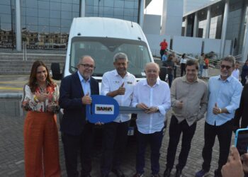 Prefeitura de Feira passa a contar com novo micro-ônibus para transportar pacientes para Salvador