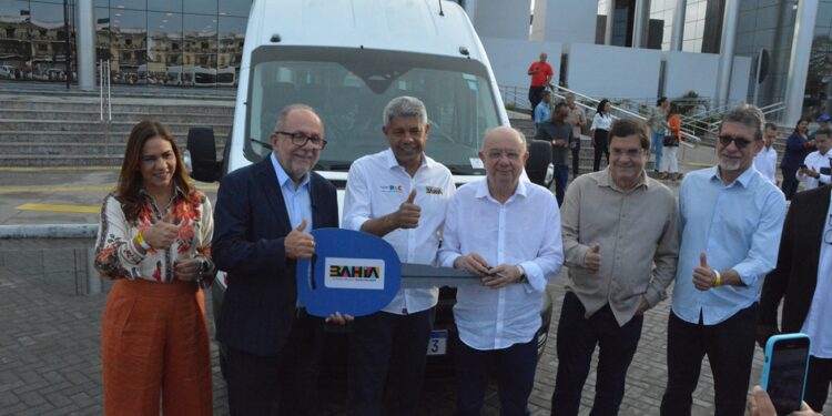 Prefeitura de Feira passa a contar com novo micro-ônibus para transportar pacientes para Salvador
