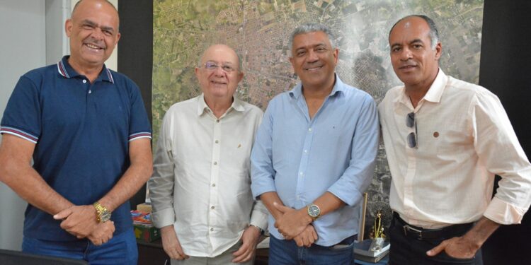 Prefeito José Ronaldo recebe gestores de Santa Bárbara para fortalecer parceria entre os municípios