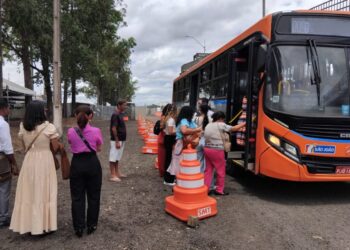 A cada 40 minutos, ônibus levam e trazem gratuitamente passageiros do Parque de Exposição