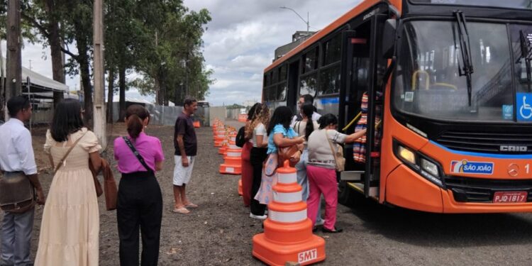 A cada 40 minutos, ônibus levam e trazem gratuitamente passageiros do Parque de Exposição