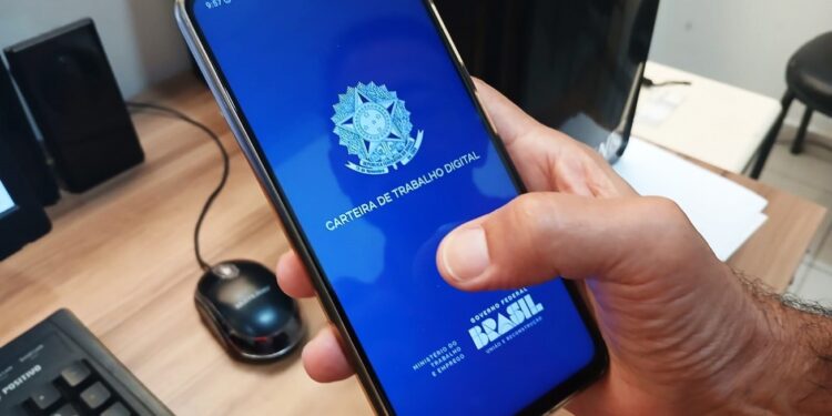 Casa do Trabalhador com 426 vagas de emprego nesta terça; destaque para Tel Telemática e Atakarejo