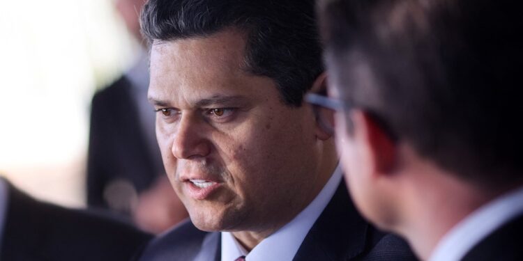 Alcolumbre cita o regimento e arquiva a PEC da Blindagem, derrotada por unanimidade da CCJ