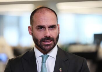 Motta barra Eduardo Bolsonaro como líder da minoria e abre caminho para cassação por faltas