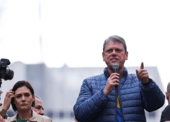 Tarcísio pede anistia para Bolsonaro na Paulista e diz que ‘ninguém aguenta mais a tirania de Moraes