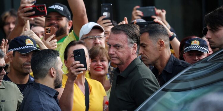 Bolsonaro deixa prisão domiciliar para realizar procedimentos médicos em Brasília