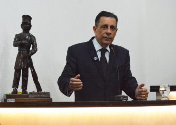 Sérgio Carneiro vai à Câmara e explica divulgação de nomes do Diário Oficial