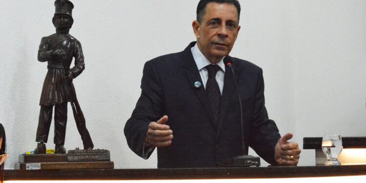 Sérgio Carneiro vai à Câmara e explica divulgação de nomes do Diário Oficial