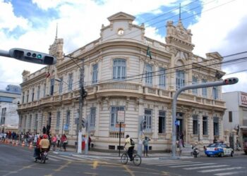 Novo micro-ônibus com acessibilidade reforçará o TFD em Feira de Santana
