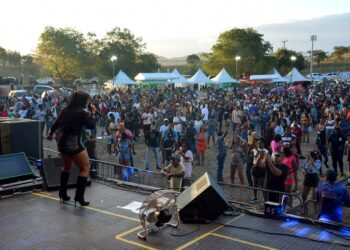 Shows animam multidão após a 38ª Missa dos Vaqueiros em Jaguara