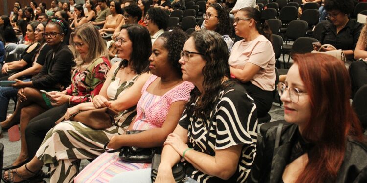 Professores comemoram enquadramento após anos de espera em Feira de Santana