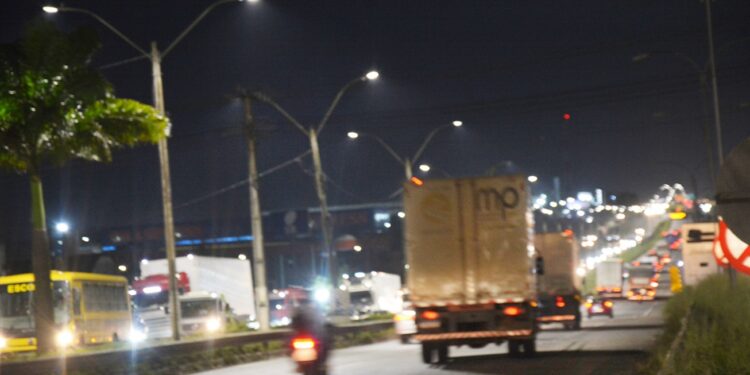 BR-324 ganha moderna iluminação pública no trecho de Feira de Santana