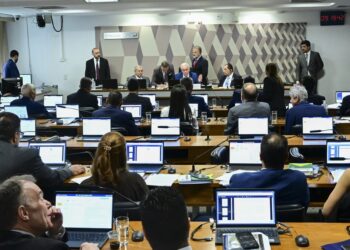 Em votação unânime, CCJ do Senado rejeita e enterra PEC da Blindagem