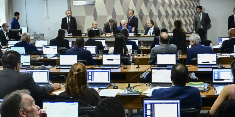 Em votação unânime, CCJ do Senado rejeita e enterra PEC da Blindagem