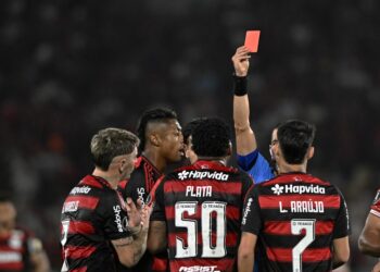 Conmebol divulga análise do VAR e admite erro em expulsão de Plata em Flamengo x Estudiantes