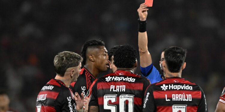 Conmebol divulga análise do VAR e admite erro em expulsão de Plata em Flamengo x Estudiantes