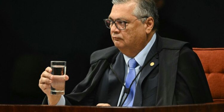 Dino cita indícios de crimes e suspende repasses de emendas a nove municípios