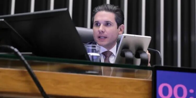 Urgência para anistia: PL, PRD, Novo, Cidadania e Avante votaram 100% a favor; PT, PSB, PDT, PSOL, PCdoB, PV e Rede foram 100% contrários