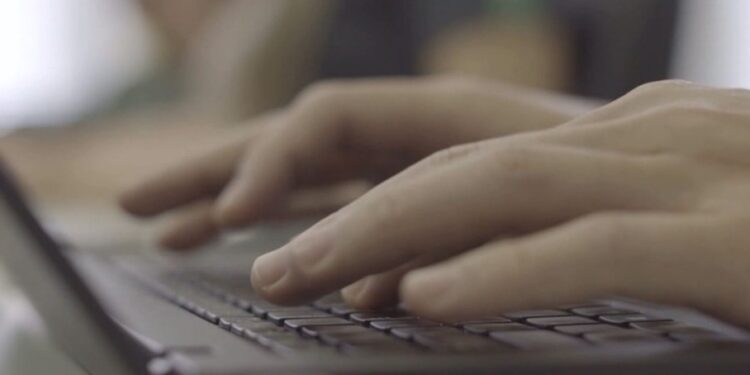 PIB desacelera, mas ainda cresce 0,4% no 2º trimestre, diz IBGE