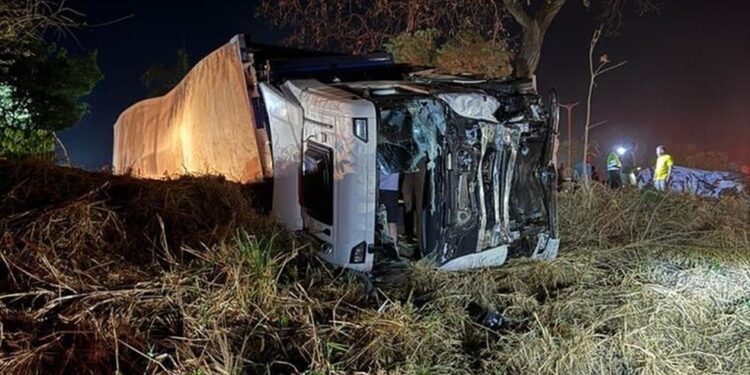 Pai, mãe e quatro filhos estão entre os mortos em acidente com caminhão, carros e moto na BR-153, diz PRF