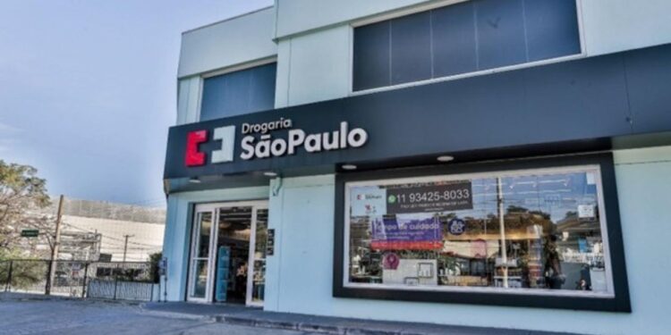 Rede de farmácias anuncia vagas de emprego para pessoas com mais de 50 anos; há oportunidades para a Bahia