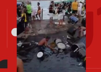 Embarcação naufraga durante show de banda de pagode em Salvador; instrumentos musicais caíram no mar