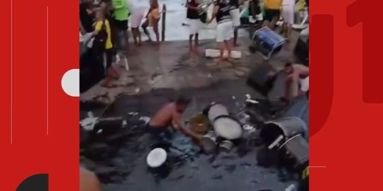 Embarcação naufraga durante show de banda de pagode em Salvador; instrumentos musicais caíram no mar