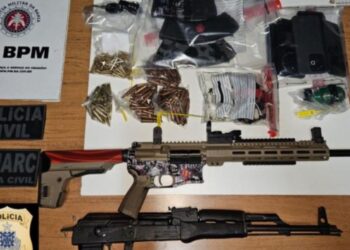 Dois homens morrem após confronto com policiais durante festa clandestina em destino turístico na Bahia