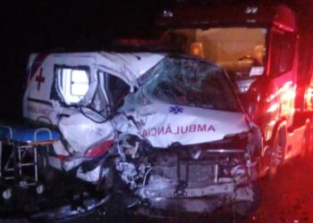 Mulher morre e seis pessoas ficam feridas após batida entre carro, ambulância e três caminhões na Bahia