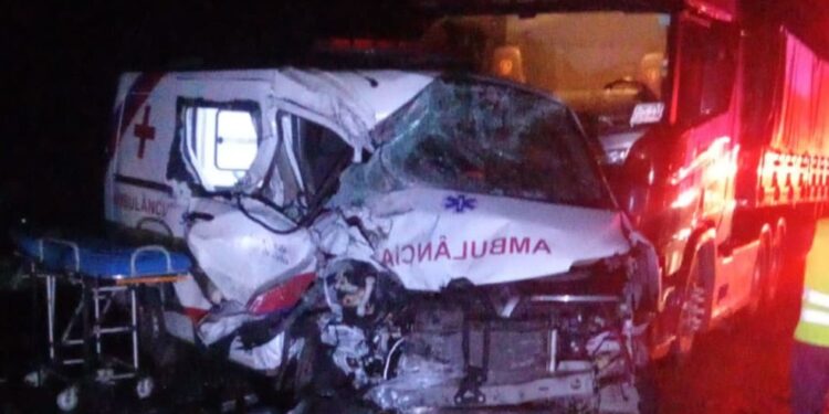 Mulher morre e seis pessoas ficam feridas após batida entre carro, ambulância e três caminhões na Bahia