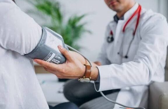 Por que sociedades médicas e estudo científico defendem tratamento mais rigoroso para pressão alta?