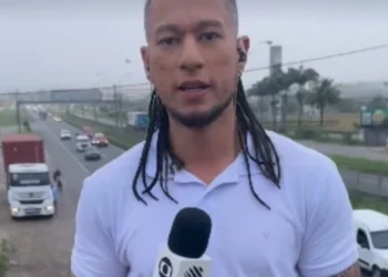 Repórter da Rede Bahia sofre acidente após reportagem ao vivo e fica ferido
