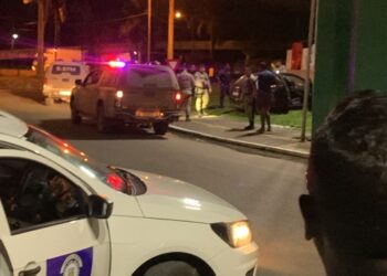 Dois homens são perseguidos e baleados após roubarem carro no interior da Bahia