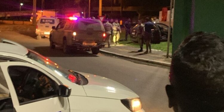 Dois homens são perseguidos e baleados após roubarem carro no interior da Bahia