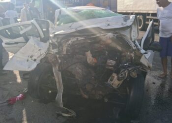 Idosa morre e três pessoas ficam feridas após batida entre carreta e carro em Feira de Santana