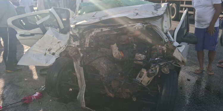 Idosa morre e três pessoas ficam feridas após batida entre carreta e carro em Feira de Santana