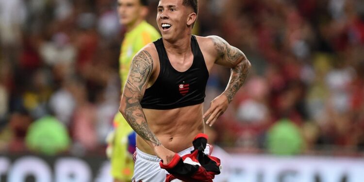 Flamengo rescinde contrato de Felipe Teresa, herói do título no Mundial Sub-20 de 2024