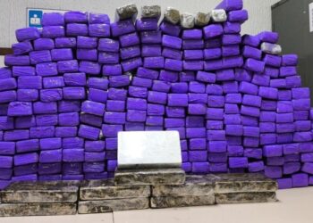 Homem é preso com quase 300 tabletes de drogas em van de turismo na Bahia