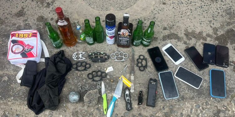 Mais de 40 torcedores são detidos com granada artesanal, facas e soqueiras em Salvador