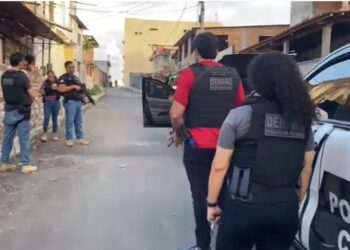 Dois homens são presos durante operação contra grupo suspeito de repassar armas e munições para facção em Salvador