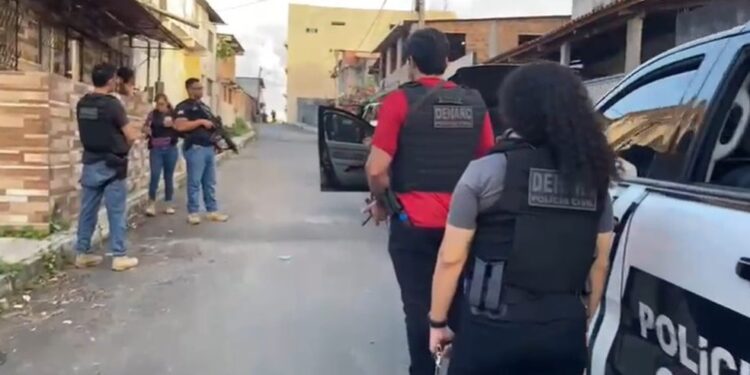 Dois homens são presos durante operação contra grupo suspeito de repassar armas e munições para facção em Salvador