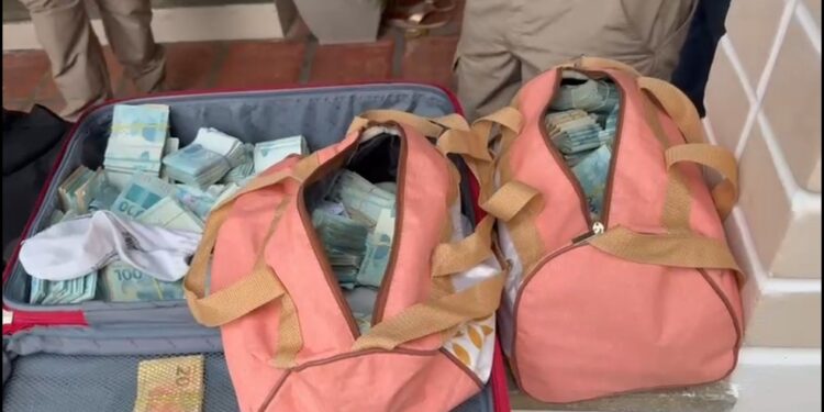 Família é presa por extorsão contra médico na Bahia; polícia apreende mais de R$ 3 milhões em malas